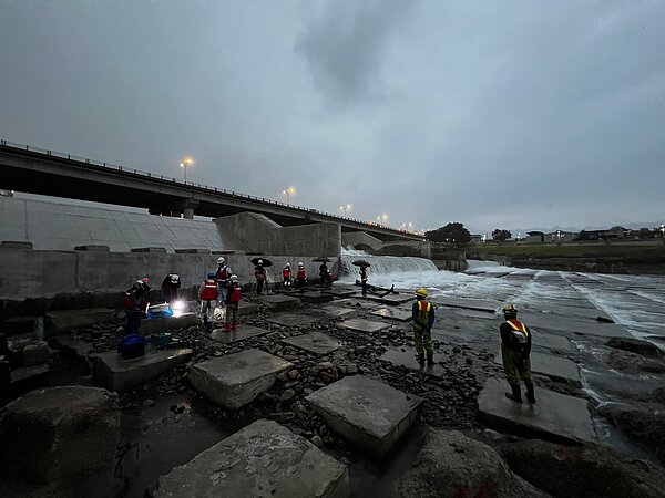 生態調查團隊至碧潭堰研判微氣候和水文條件。圖/新北市政府提供