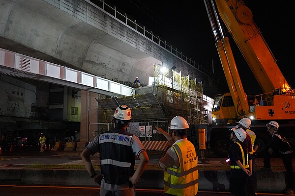 建設局長陳大田關心橋樑吊裝安全。圖／台中市建設局提供