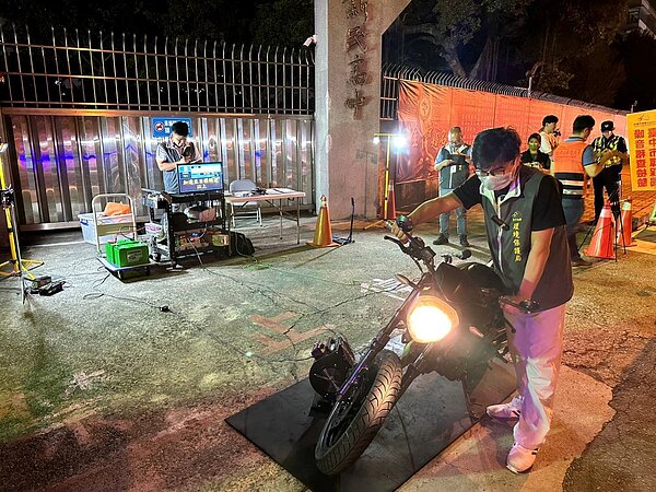環警監聯合稽查噪音車輛。圖/台中市環保局提供