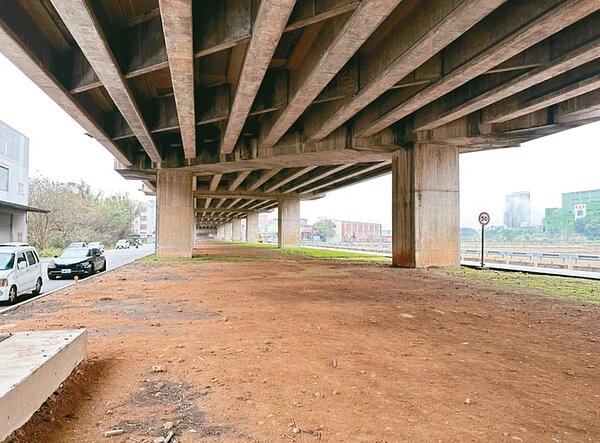 平鎮台66橋下空間活化規畫建停車場,地方盼停車場收費避免廢棄車輛占用。圖/桃園市議員王珮毓提供