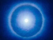 絕美日暈宛如上帝之眼　高雄網友高壓電塔旁幸運捕捉