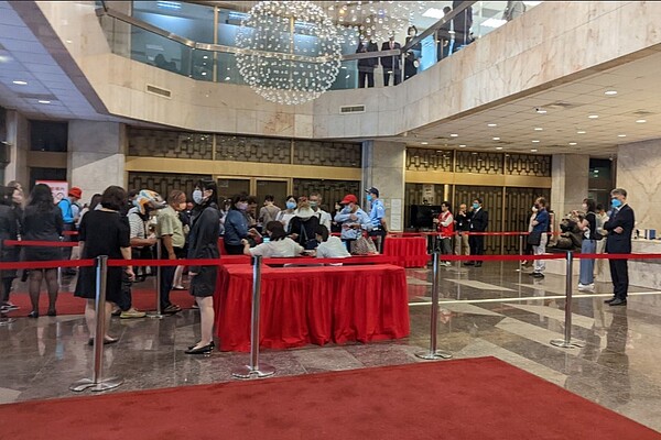 新光金股東會現場從一樓就開始大排長龍,會場內也是人數爆滿。記者戴玉翔/攝影