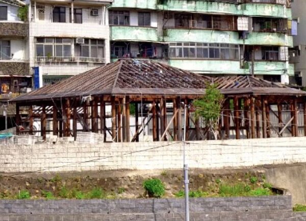 「淡水首任鎮長官邸」已被拆除，淡水區公所在原址做綠美化，議員陳偉杰批評，會勘時竟沒找地方人士，就將原址拆除做綠美化，批評相關決策過於倉促。圖／陳偉杰提供