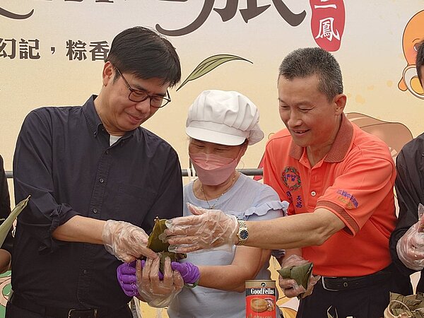 陳其邁在店家帶領下,一步步將肉粽包起來。記者任義宇/攝影