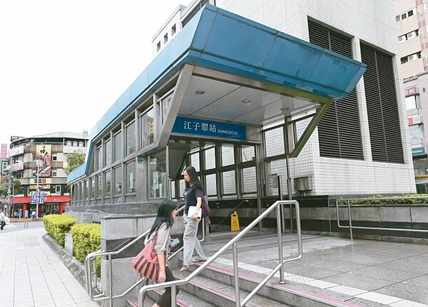 江子翠是板南線進入新北市第一站，交通便利，文藝氣息濃郁，宛如北市大安區，購屋指名度高。圖為江子翠捷運站。圖／聯合報系資料庫
