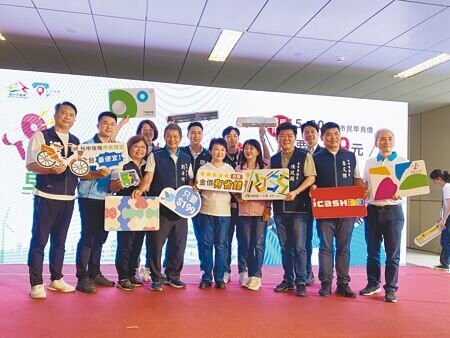 台中市長盧秀燕宣布,台中市市民限定境內定期票預購期間購買,首月只要199元,平均1天不到7元就能公共運輸搭到飽。(張亦惠攝)