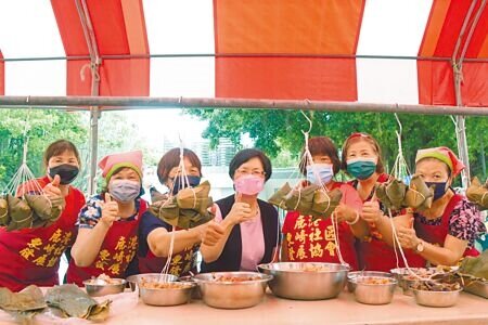 彰化縣鹿港鎮公所在鹿港體育場前舉辦「2023粽遊鹿港-天賜良雞」活動,現場提供1000隻在地雞隻大促銷,還有雞肉品嘗及包肉粽活動,讓民眾提前歡度端午節。(孫英哲攝)