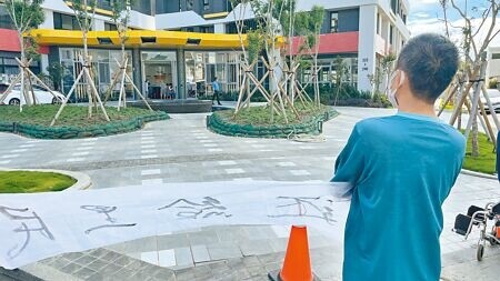 台東市民生里「東美館」公寓大廈尚未成立管理委員會，無聲抗議行動在理性且無衝突的情況下落幕。（蕭嘉蕙攝）