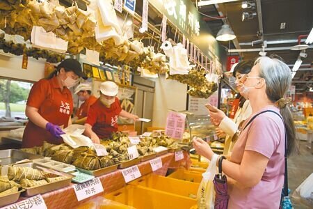 根據連鎖通路商預購資訊顯示，部分知名老店的招牌肉粽，平均單價快飆破百元大關，平均上漲5到10元左右。圖為民眾在南門市場買粽子。（杜宜諳攝）