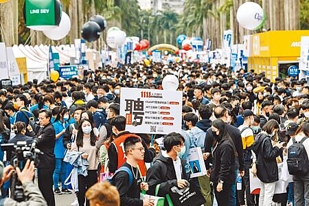 1111人力銀行表示,今年新鮮人預計花40.8天來找工作,平均期待起薪是3萬5186元,比3月調查時又拉高了1000元。圖為3月初舉辦的台大校園徵才博覽會。(郭吉銓攝)