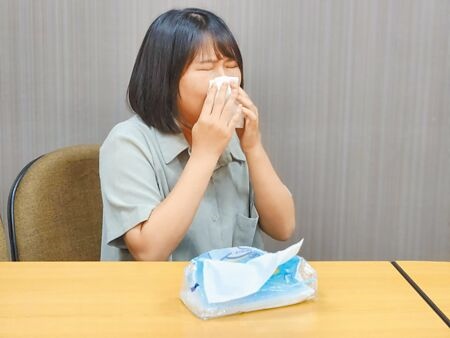 醫師提醒，鼻竇炎症狀特徵為鼻涕倒流與黃鼻涕，如發生超過3個月即為慢性鼻竇炎，必須就醫治療。（陳人齊攝）