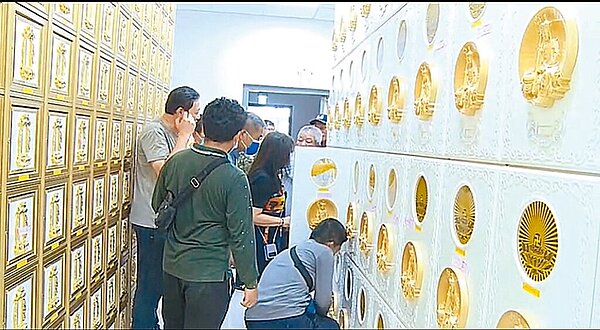 彰化縣二林鎮梅芳公墓納骨塔梅陵園被民眾發現塔座出現龜裂狀況，公所與施工業者到場會勘。（民眾提供／孫英哲彰化傳真）