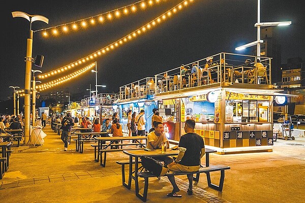 初夏晚間徐徐微風吹過,在台北市相當適合來一趟自行車之旅,出發前可先在大稻埕碼頭享用美食。(台北市觀傳局提供/陳薏云台北傳真)