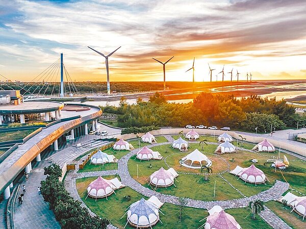 高美溼地露營區「蟬說:夕陽漫漫」設有27組以藍白、紫白色為基調的波希米亞風水滴帳篷。業者提供/林欣儀台中傳真