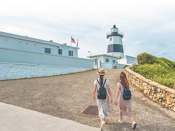 富貴角燈塔是台灣最北端燈塔,指引船隻平安返航。圖/新北市觀光旅遊局提供
