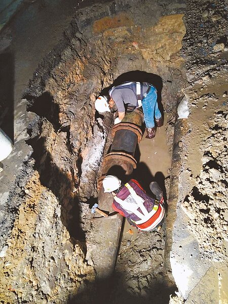 自來水公司在基隆進行管線工程,期望能降低漏水率。(資料照片/台灣自來水公司第一區管理處提供)