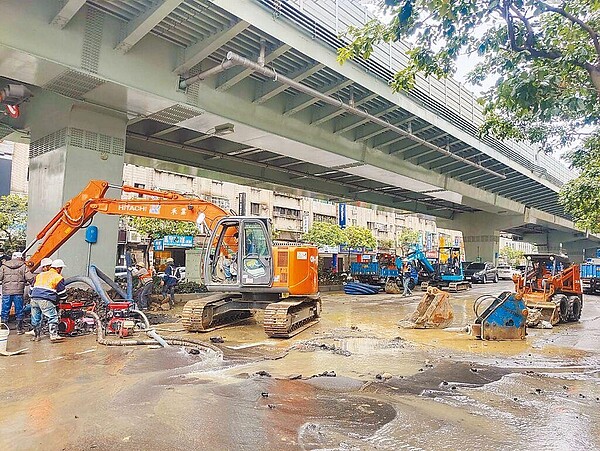 屏東、基隆分居全台漏水率最高縣市前兩名,新北則為全台最低。(新北市消防局提供/葉書宏新北傳真)