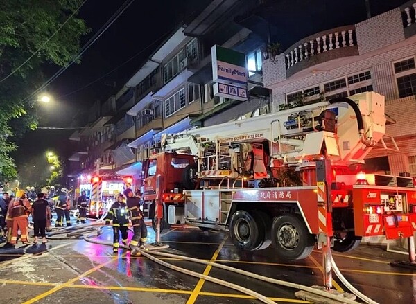 新北市新店區僑信路一間三層樓透天厝昨天凌晨發生火警,消防員冒險從火場救出房東柯姓兄弟,弟弟遭高溫及濃煙嗆傷,送醫不治。記者王長鼎/翻攝
