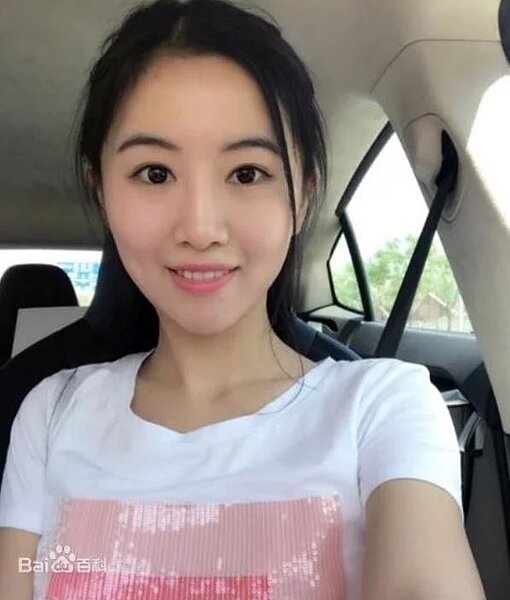 翟欣欣離婚索討千萬,疑致夫跳樓自殺,一審判她退還男方上千萬財產。(取材自百度百科)