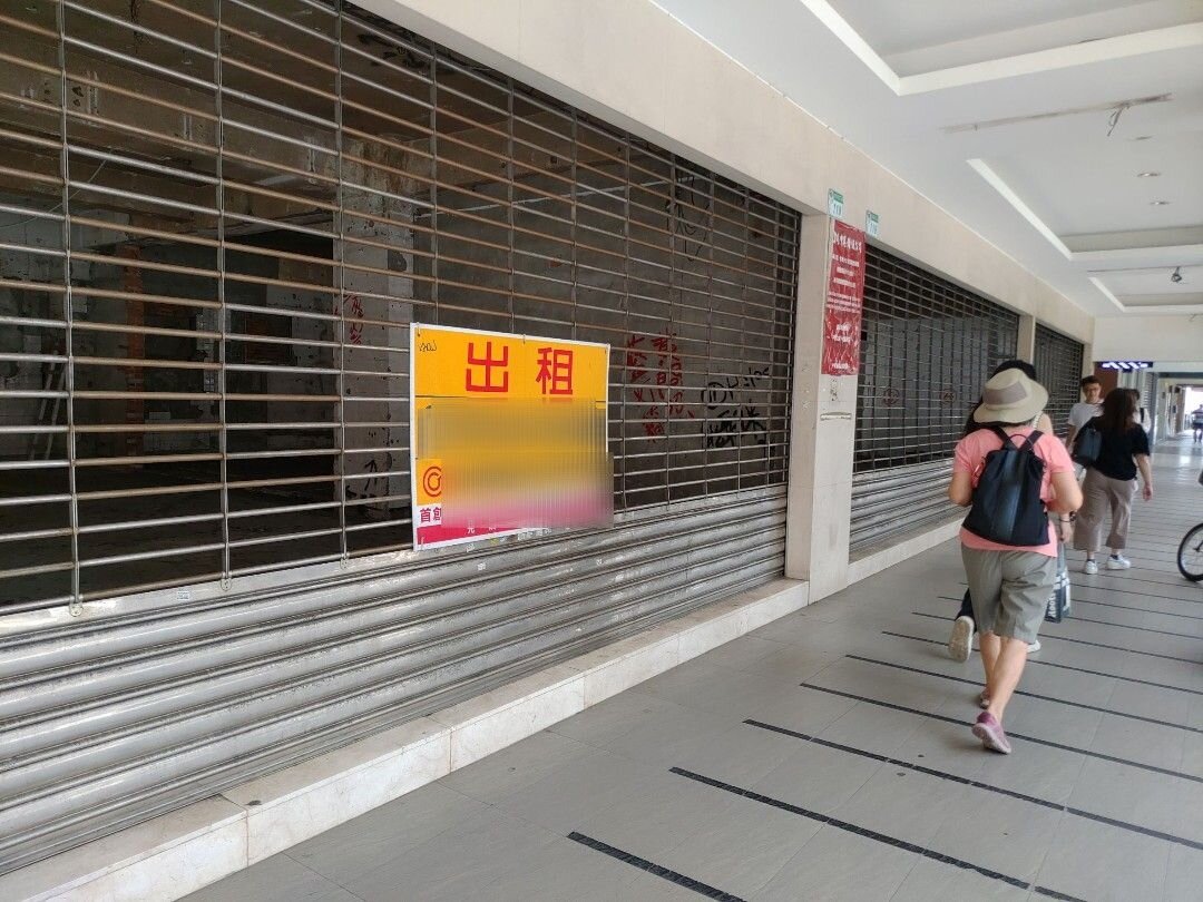 目前台北市東區商圈店面空租率仍高,尤其臨忠孝東路四段的店面持續招租,乏人問津。記者林麗玉/攝影