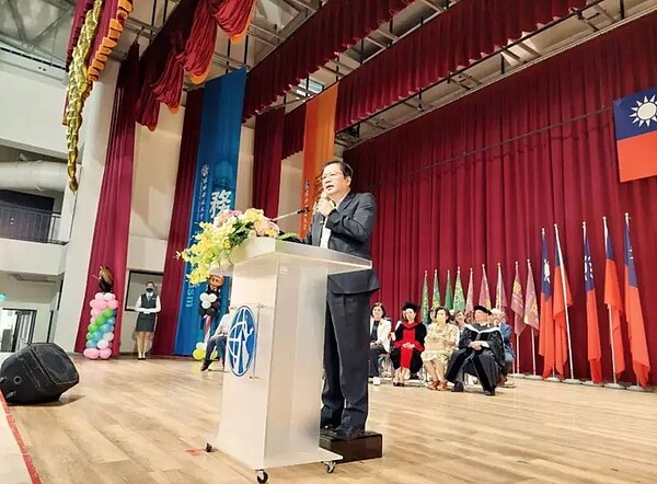 全國商業總會理事長許舒博現身環球科大畢業典禮致詞,指民進黨總統參選人賴清德曾尋求他的支持,他反問賴清德,把環球毀了,要怎麼支持。記者陳雅玲/翻攝