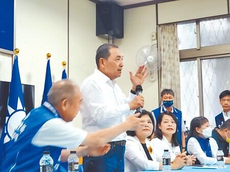 新北板橋幼兒園餵藥案,新北市長侯友宜11日二度與家長會議,侯友宜強調若有瀆職、吃案不僅會祭出處分,「我自己也會連帶負起責任」。圖為侯友宜(中站立者)11日在雲林縣請益之旅,兩度重話呼籲賴清德請檢方加速釐清毒品來源。(周麗蘭攝)