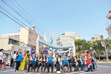 中山老街再造起點台西圓環「希望之海」，眾人在此合影留下歷史紀錄。（張朝欣攝）