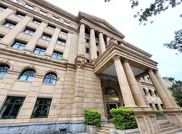 新加坡商蝦皮娛樂電商公司鄭姓女員工和郭姓同事四度在公司大樓殘障廁所內性交,洪姓丈夫發現姦情後,提告求償,台灣高等法院判郭賠償20萬元確定。記者王宏舜/攝影