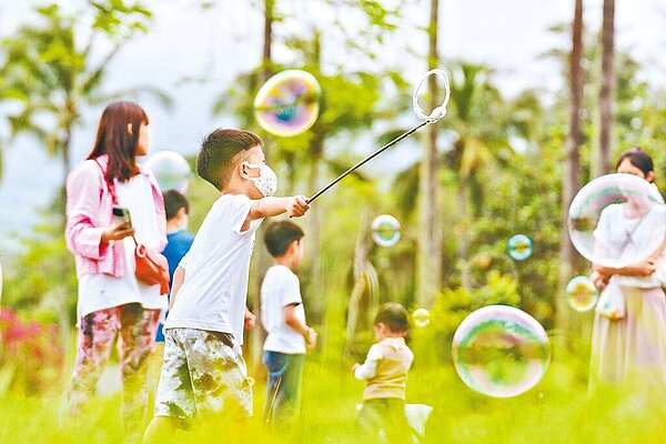 位於花蓮鳳林的「丘丘‧森旅」推出暑期限定系列活動，像是開放環山泳池並推出SUP體驗課程、城市孩子沒體驗過的攀樹走繩營隊，以及部落年度盛事豐年祭典盛會；此外，也特別規畫適合親子的活動，包含草原泡泡、泳池親子水樂園、草原水槍水球樂、星空導覽、親子瑜伽等體驗。（丘丘．森旅提供）