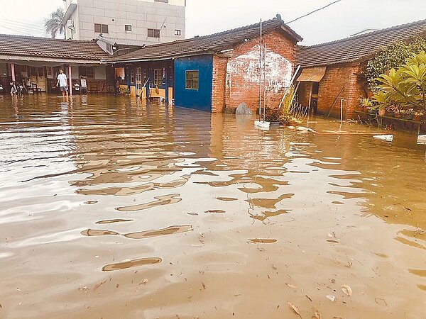 嘉義縣新港鄉11日1小時內降下36.5毫米雨勢,導致北崙村低窪處民宅、道路淹水,積水最深一度達4、50公分。(林岱杰提供/呂妍庭嘉義傳真)