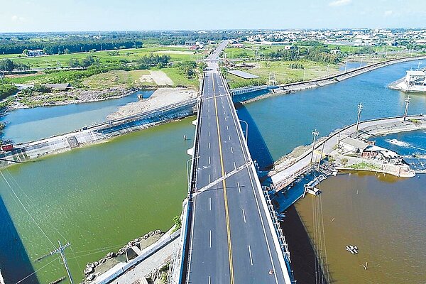 嘉義縣10大特殊風險橋梁陸續重建,最後完工的臥龍橋歷經2年多工期,今天中午正式通車。(嘉義縣政府提供/呂妍庭嘉義傳真)