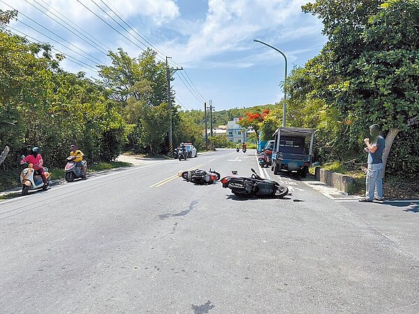 彰化18歲湯姓男子9日騎車遊小琉球,與當地人8旬李姓老翁對撞,2人最後都搶救不治。(警方提供/謝佳潾屏東傳真)