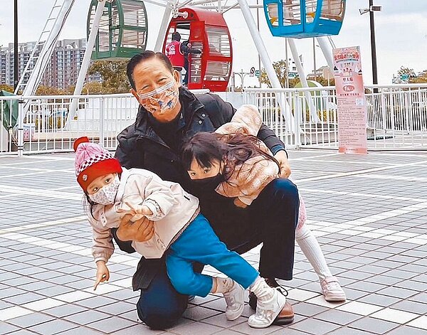 參選立委的彰化縣議員鄭俊雄認為，讓孩子健康平安長大是每個大人的責任。（翻攝鄭俊雄臉書／孫英哲彰化傳真）