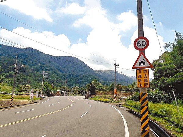 苗栗縣警察局在台72線、台3線等8條路段,新增固定測速照相桿,7月1日起正式執法。(苗栗縣警察局提供/李京昇苗栗傳真)