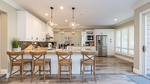 網友認為舊大樓2樓得留意管線問題。(示意圖/取自pexels)