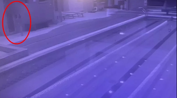 游泳池的監視器拍到陳姓代班救生員,走到池畔淋浴間偷拍社區女住戶。記者林昭彰/翻攝