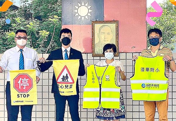 永慶集團桃竹苗「校園、鄰里導護計畫」的用心,深獲得民眾肯定,有民眾當面稱讚「你們真有愛心」,之後要買賣房子一定找你們幫忙。圖/台慶不動產竹苗區經管會提供