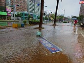 雨彈狂炸「像用倒的」！高雄一級淹水警報　這幾區3小時雨量破百