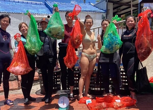 屏東環保局國內第一支「潛海小戰將」,參與淨海活動。