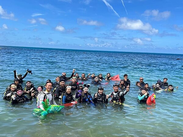 屏東環保局國內第一支「潛海小戰將」,參與淨海活動。