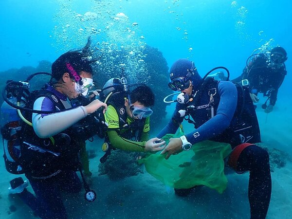 屏東環保局國內第一支「潛海小戰將」,參與淨海活動。
