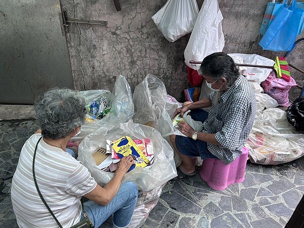 為照護中低收入資收個體戶，新竹縣環保局多年來推動資收關懷計畫。圖／新竹縣政府提供