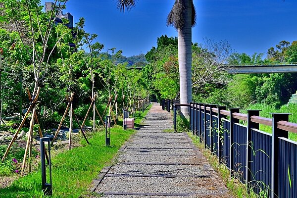 完善人行步道。圖/台中市水利局提供