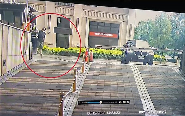 命大!差50公分就中了 台中工地鋼筋24樓墜下 勒令停工罰20萬 台中市北區育祥街一處工地傳出巨大聲響,民眾上前查看,才發現是有鋼筋從高空墜下。圖/翻攝畫面