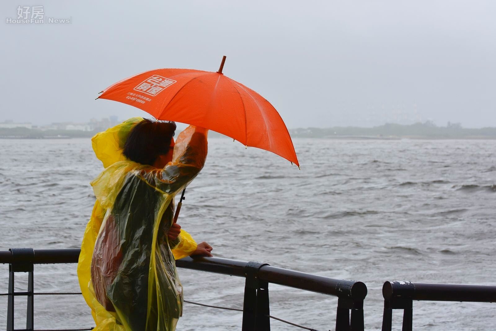 潭美颱風,大雨特報,雨景,大雨情境照,淡水,淡水老街,海景,海景宅,水岸宅,大浪,大霧,淡水捷運站,觀浪民眾,淹水。(好房News記者 陳韋帆/攝影)