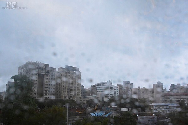 潭美颱風,大雨特報,雨景,大雨情境照,房市照,雨天情境照,捷運劍潭站,士林夜市。(好房News記者 陳韋帆/攝影)