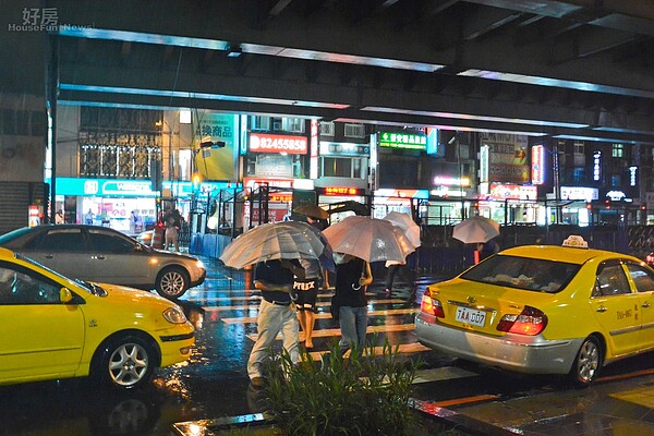 潭美颱風,大雨特報,雨景,大雨情境照,捷運景安站,颱風夜景照,民眾路人,計程車小黃,淹水。(好房News記者 陳韋帆/攝影)