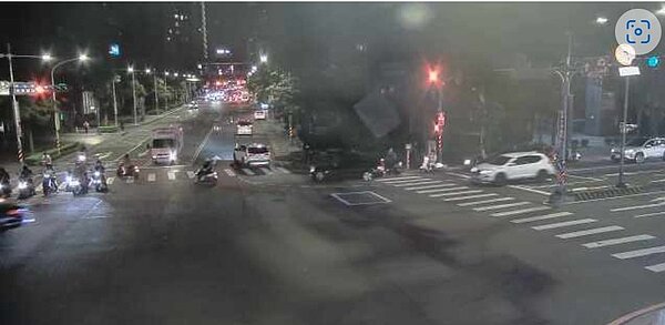 新北市板橋區晚間8時58分無預警停電,消防單位獲報中正路等近30條路段、7479戶受影響。圖/擷自台灣路況即時影像