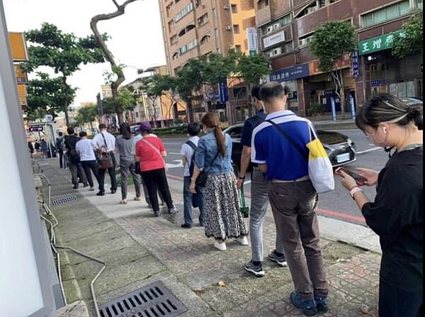 蘆竹南崁往返台北的公車脫班嚴重，等車隊伍常大排長龍，桃園市交通局研議增闢接駁公車。圖／取自臉書社團「我是南崁人」蘆竹南崁往返台北的公車脫班嚴重，等車隊伍常大排長龍，桃園市交通局研議增闢接駁公車。