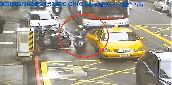 新北市因違反《道路交通管理處罰條例》第56-1條規定,「汽車駕駛人臨時停車或停車時,駕駛人或乘客未依規定開啟或關閉車門因而肇事者」違規案件,連2年都逾300件以上。(新北市交通局提供/呂健豪新北傳真)